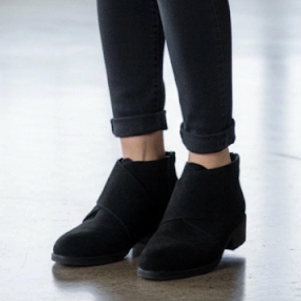 296. Preloved (Worn 1X) Kohl's Black Ankle Boots w/ Minimalist Design faux suede